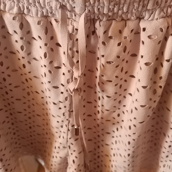 10/$10    Forever 21 Beige Shorts L - Picture 2 of 4